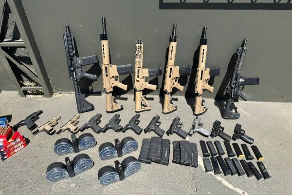 Imagem referente a notícia: Polícia Rodoviária Federal apreende toneladas de maconha e arsenal de armas em Toledo