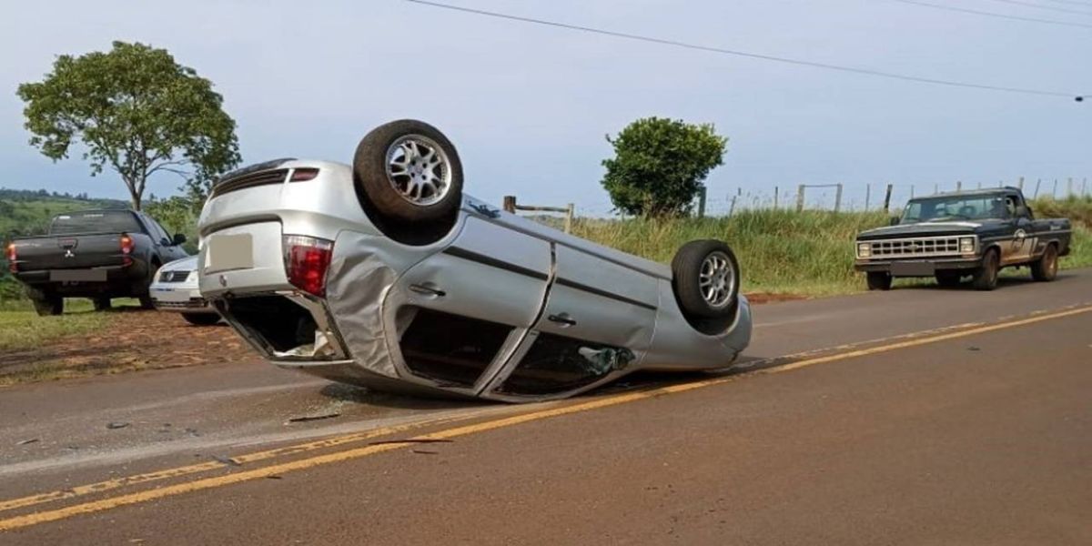 Palio capota entre a linha Alto Alegre e São Braz em Capitão Leônidas Marques