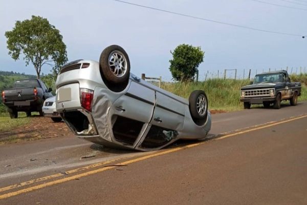 Palio capota entre a linha Alto Alegre e São Braz em Capitão Leônidas Marques