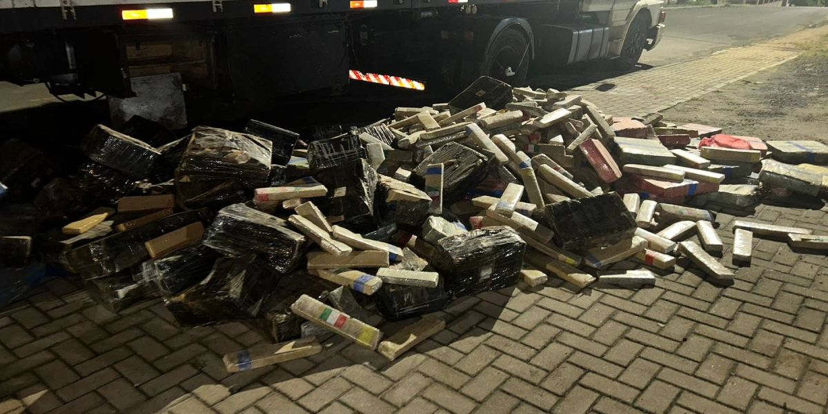 Caminhoneiro embriagado é preso com carga de maconha na BR-277; A carga foi carregada em Cascavel