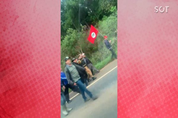 Imagem referente a notícia: Dois PMs são agredidos por manifestantes do MST na PR-170 em Guarapuava