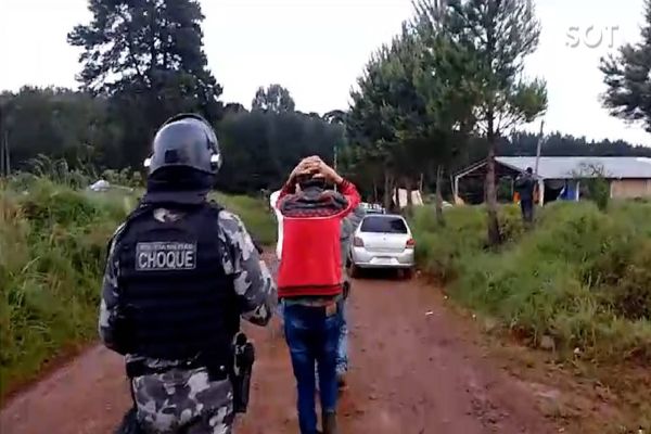 Imagem referente a notícia: Operação policial é realizada em acampamento do MST na PR-170 em Guarapuava