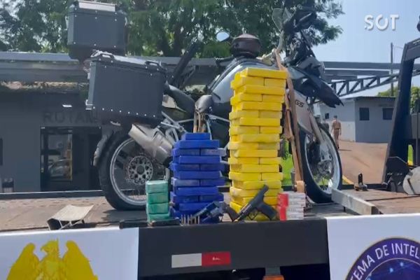 Imagem referente a notícia: Casal é preso com quase 73 quilos de drogas e armas de fogo em motocicleta de luxo