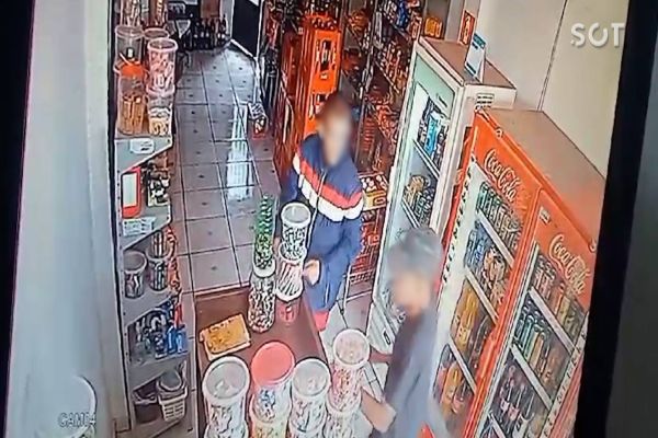 Imagem referente a notícia: Câmera de segurança flagra jovens em furto de R$100 em mercearia no Cascavel Velho