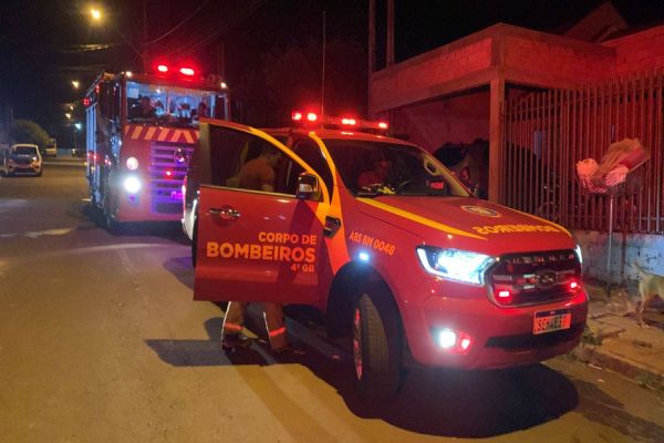 Imagem referente a notícia: Incêndio em residência é registrado no Jardim Gralha Azul após conflito familiar