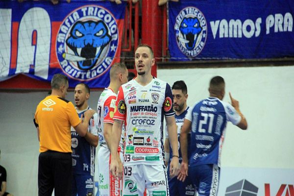 Imagem referente a notícia: Cascavel Futsal avança nas oitavas de final da LNF após vitória emocionante sobre o Pato