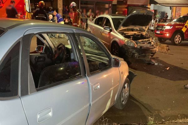Imagem referente a notícia: Quatro pessoas ficaram feridas em violenta colisão frontal no Loteamento Belmonte