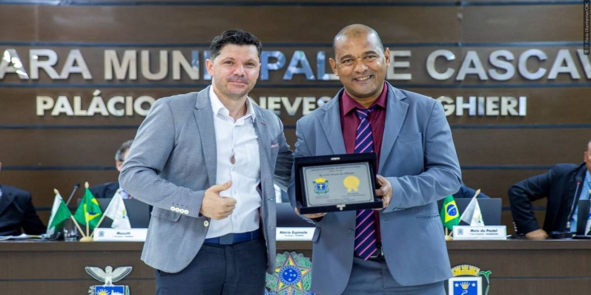 Músico Ricardo Oliveira recebe medalha ao mérito cultural