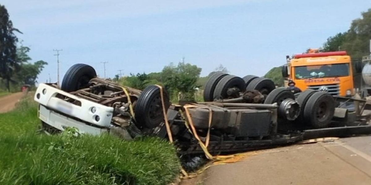 Caminhão e carro estacionado se envolvem em acidente grave na BR-277 em Candói