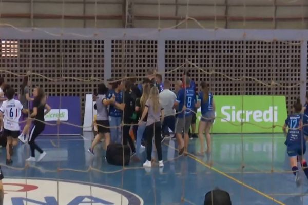 Imagem referente a notícia: Confusão é registrada após a vitória da equipe cascavelense pela Liga Feminina de Futsal em Londrina