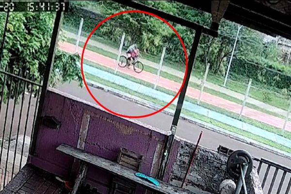Imagem referente a notícia: Imagem mostra vítima de estupro sendo levada de bicicleta pelo suspeito no Ecopark Oeste