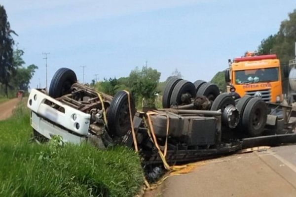 Caminhão e carro estacionado se envolvem em acidente grave na BR-277 em Candói