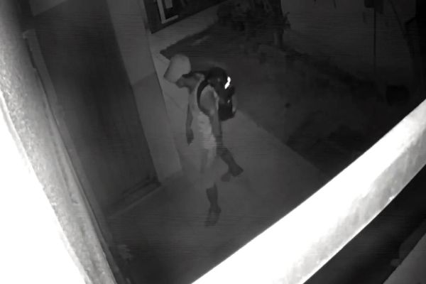 Imagem referente a notícia: Câmera de segurança registra invasão criminosa em Cmei no Bairro Cascavel Velho