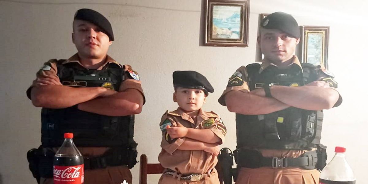 Fã mirim da PM completa 4 anos e realiza sonho de conhecer a sede do 31º BPM