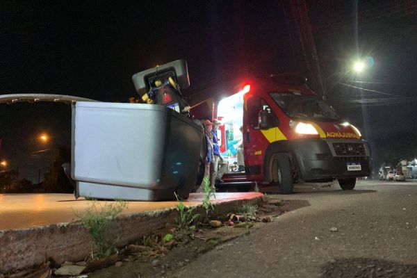 Imagem referente a notícia: Entregador ferido em acidente de trânsito na Rua Jacarezinho; Carro envolvido se evadiu do local