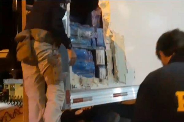 Imagem referente a notícia: PRF apreende quase uma tonelada e meia de maconha em Irati; A droga foi carregada em Cascavel