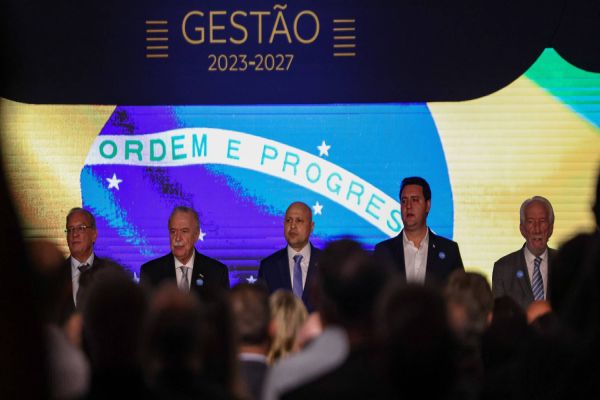 Setor industrial é determinante para o crescimento do PIB do Paraná, afirma o governador