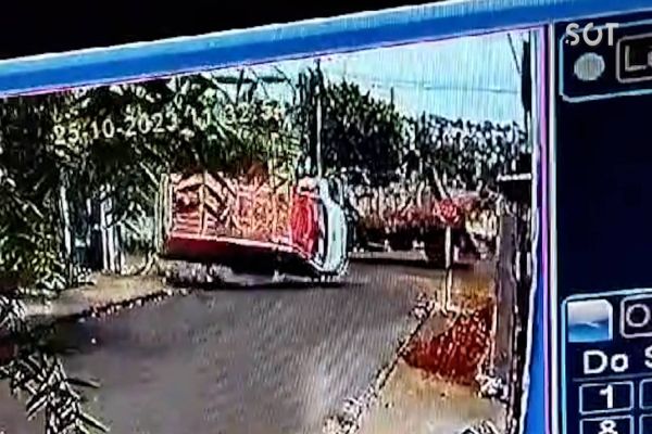 Imagem referente a notícia: Câmera de monitoramento registra acidente com ambulância do SAMU a caminho de ocorrência