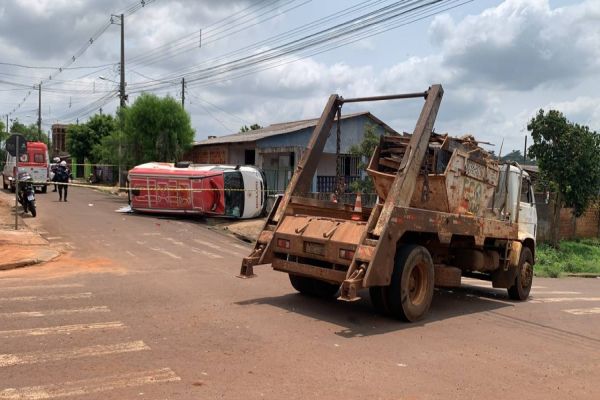Ambulância do Samu se envolve em acidente durante atendimento a vítima na região norte de Cascavel