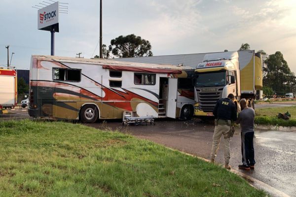 Imagem referente a notícia: Casal fica gravemente ferido após forte colisão envolvendo motorhome e caminhão na BR-277