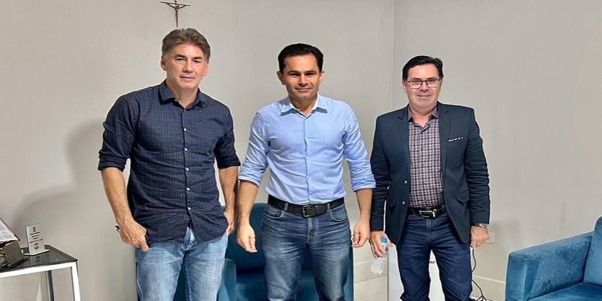 Marcio Pacheco recebe o Prefeito Leonaldo Paranhos e o Presidente da Câmara Alécio Espínola