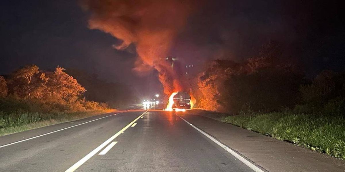 PRF atende ocorrência de incêndio em caminhão na BR-277