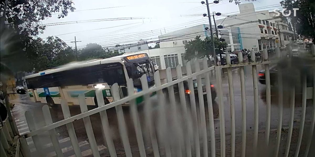 Câmera de monitoramento registra colisão entre ônibus e carro no Centro de Cascavel
