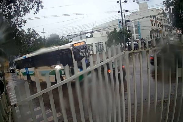 Imagem referente a notícia: Câmera de monitoramento registra colisão entre ônibus e carro no Centro de Cascavel