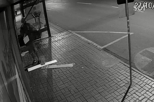 Imagem referente a notícia: Criminoso furta fios e lâmpadas de farmácia no bairro Interlagos