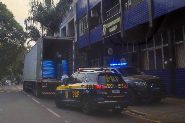 PRF apreende quase 2 toneladas de maconha em fundo falso de carreta no Paraná
