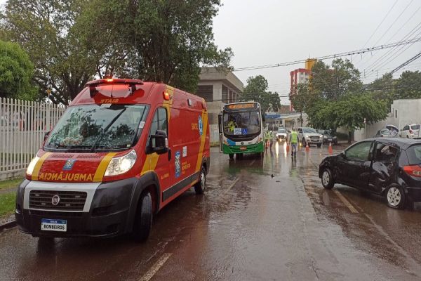 Forte colisão envolvendo ônibus do transporte coletivo e carro deixa três feridos em Cascavel