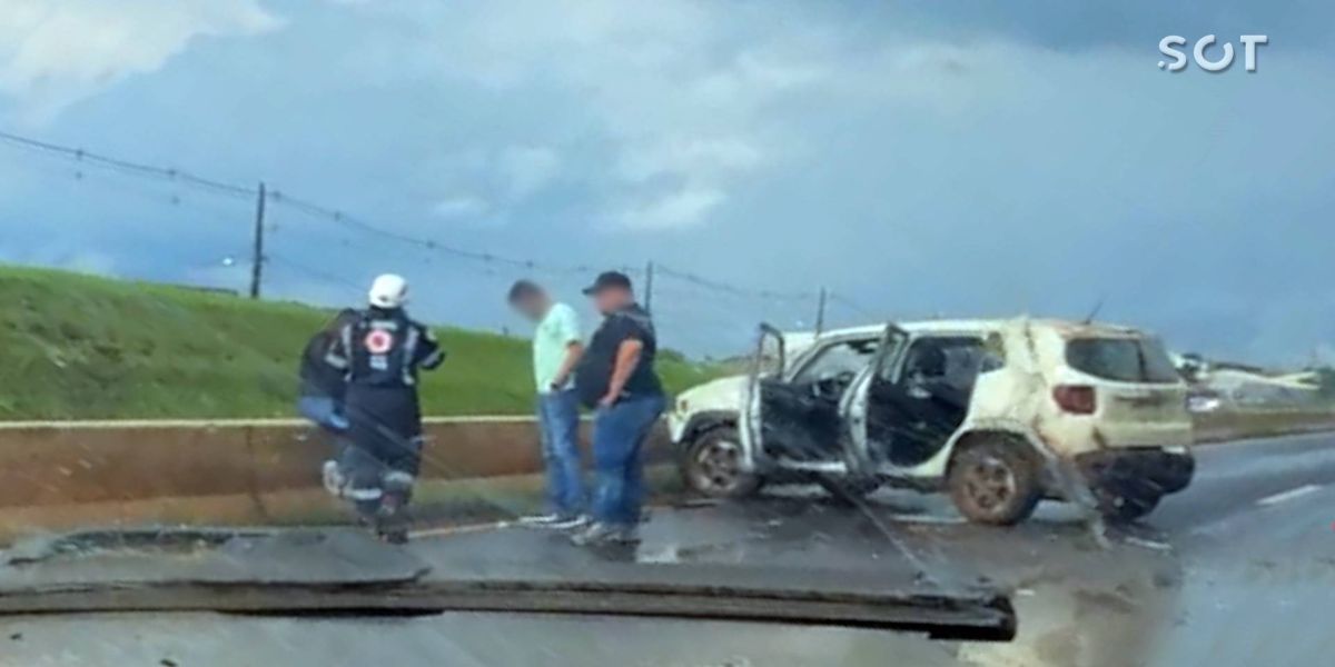 Jeep Renegade colide contra barranco na PRc-467, no Trevo do Ceasa em Cascavel