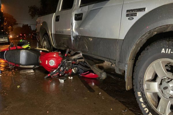 Imagem referente a notícia: Motociclista fratura a perna direita após forte colisão no Jardim Colonial em Cascavel