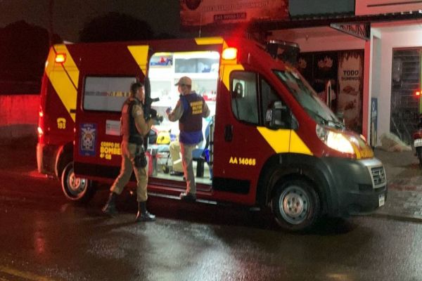 Imagem referente a notícia: Jovem de 22 anos é baleado na perna no Jardim Clarito, em Cascavel