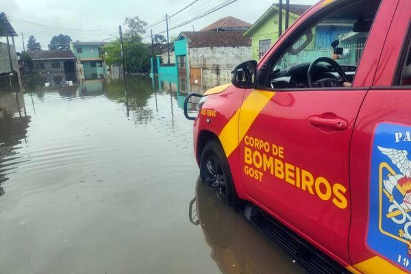 Chuvas: Sanepar e Copel monitoram fornecimento; áreas alagadas dificultam acesso