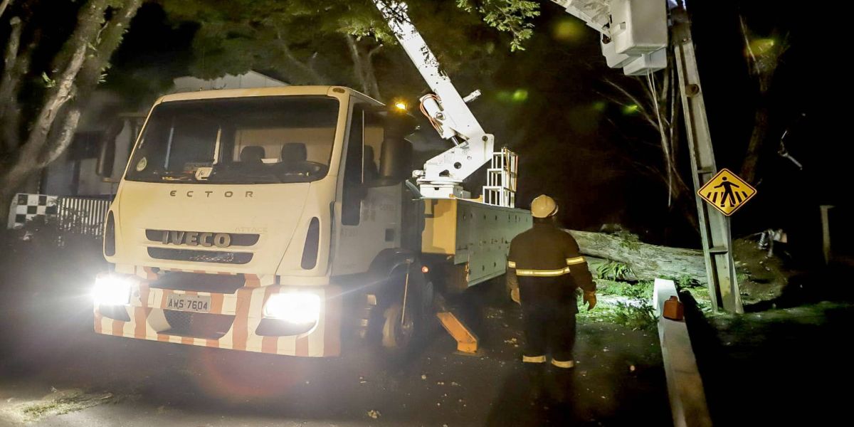 Mais de 900 profissionais da Copel estão em campo para restabelecer a energia
