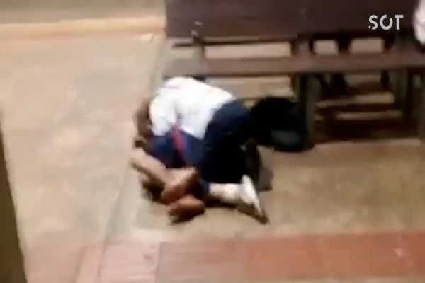 Imagem referente a notícia: Briga entre dois rapazes no terminal urbano oeste de Cascavel só termina após a chegada da GM