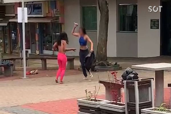 Imagem referente a notícia: Confronto entre duas mulheres em situação de rua resulta em ferimentos no centro de Cascavel
