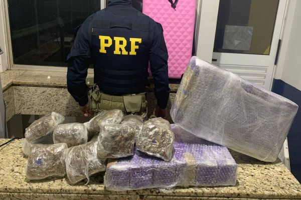 Na bagagem: PRF apreende maconha skunk em mala de passageira de ônibus em Santa Terezinha de Itaipu
