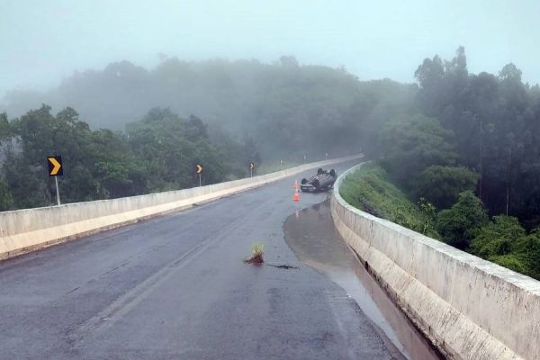 Capotamento é registrado na PR-180 em Boa Vista da Aparecida