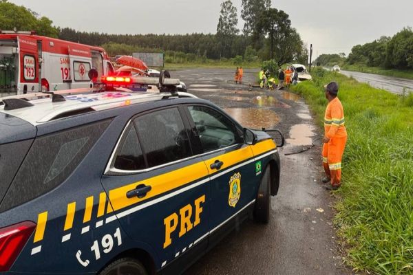 Veículo capota após sair da pista, na BR 277 em Guarapuava; Duas vítimas são removidas a hospitais