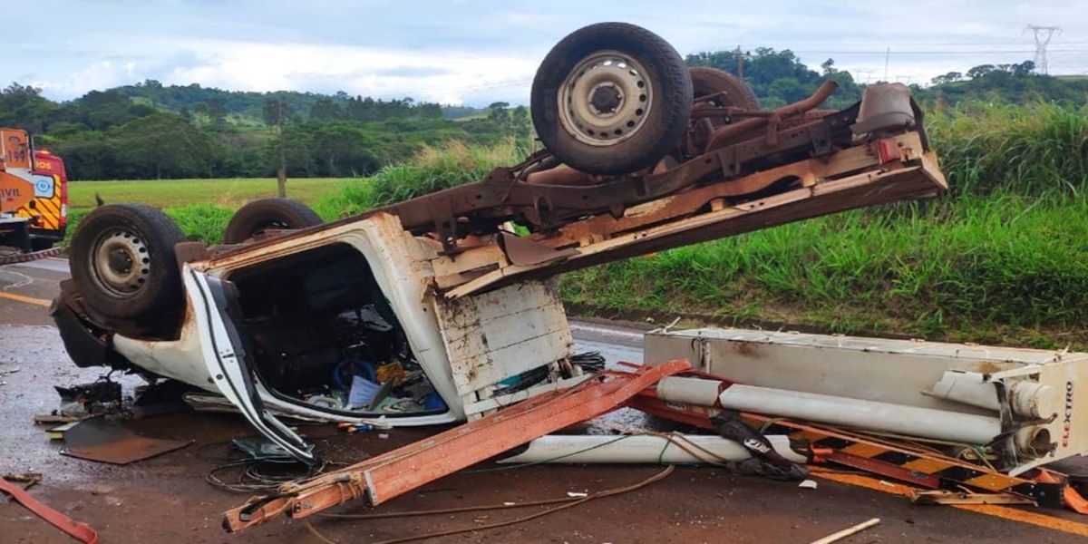 Motorista sofre ferimentos leves após capotamento na PR-497 em São Miguel do Iguaçu