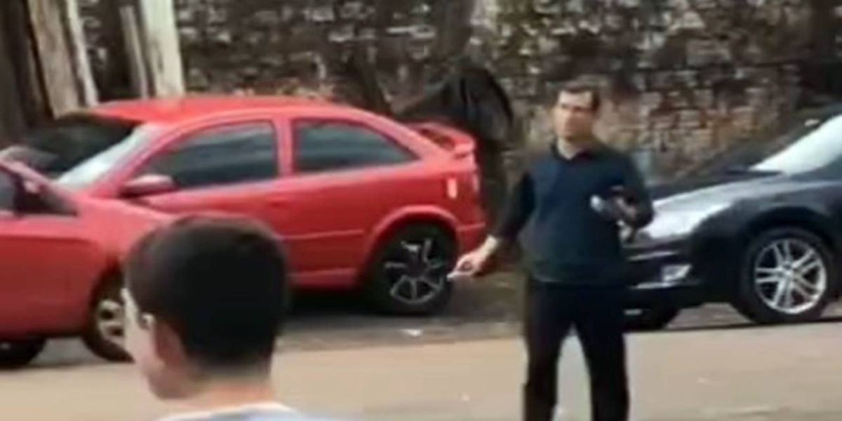 Vereador de Foz do Iguaçu é alvo de protesto e é recebido com “chuva de ovos”