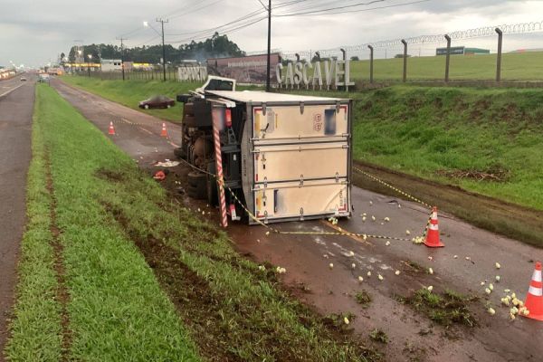 Imagem referente a notícia: Passageiro de caminhão morre na hora após ser ejetado de veículo em acidente na BR-277 em Cascavel