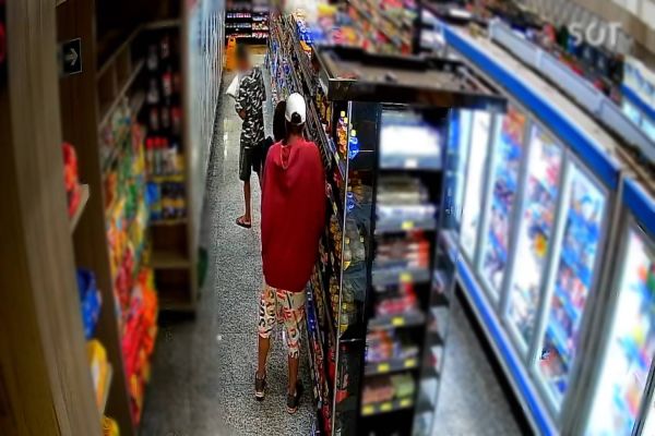 Imagem referente a notícia: Casal é flagrado furtando bebidas em Supermercado no Bairro Santa Cruz