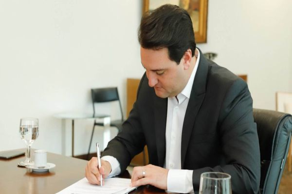 Governador sanciona lei que acelera repasse aos municípios afetados por desastres