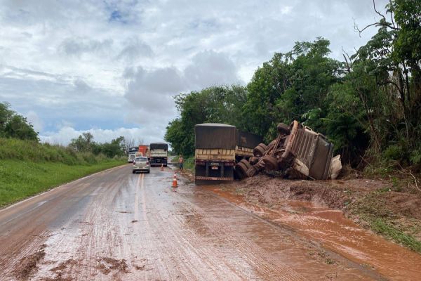 Caminhão sai da pista e tomba na PR-486 em Alto Piquiri
