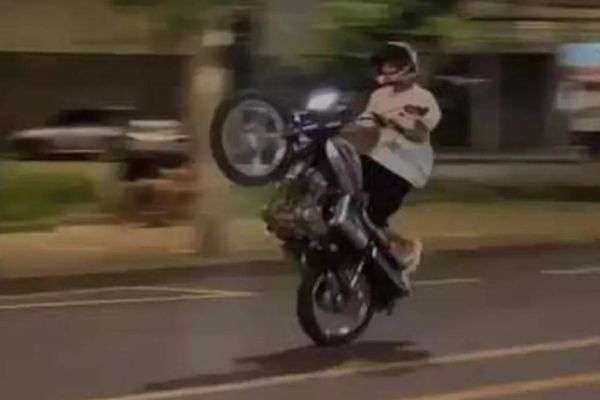 Motociclista é detido pela PM dando "Grau" de moto e realizando manobras perigosa no Bairro Floresta