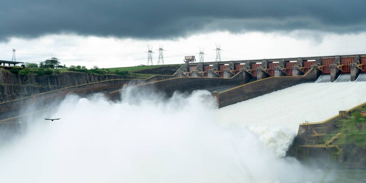 Cheia na Fronteira: Vertedouros de Itaipu são abertos em meio a pico de vazão