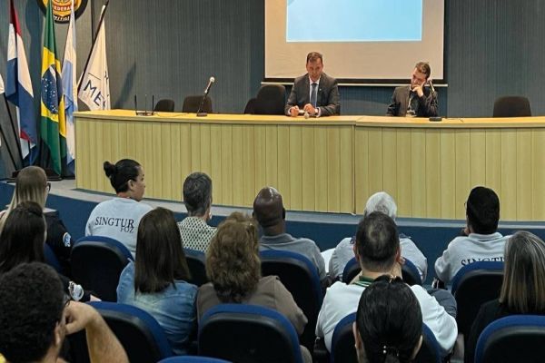 Polícia Federal realiza reunião com guias de turismo que atuam na região da tríplice fronteira